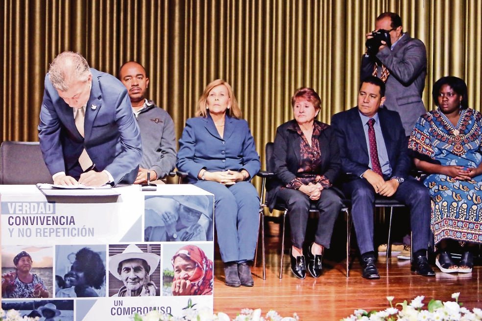 Santos crea Comisión de la Verdad en Colombia