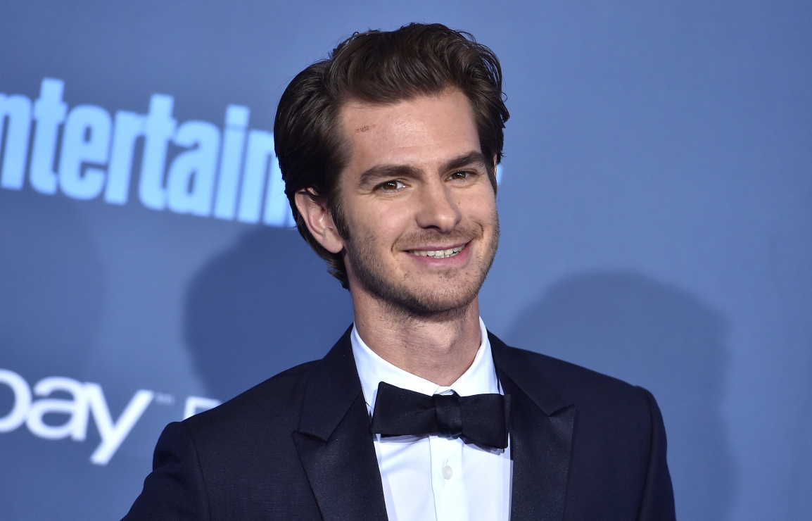 Andrew Garfield sorprende con impactante físico durante sus vacaciones