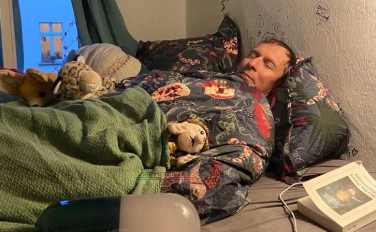 Tecladista de Rammstein comparte foto mientras duerme con su Dr. Simi