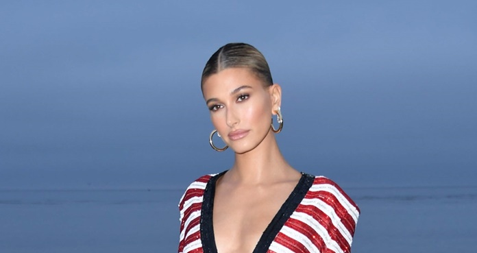 Hailey Bieber arrasa con minivestido a rayas en Malibú 