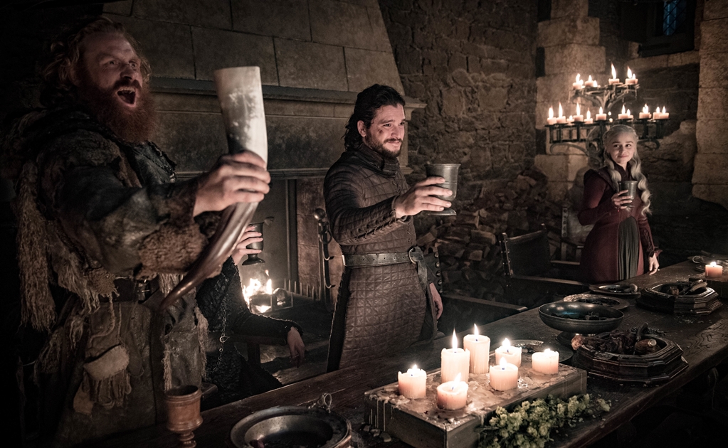 Productores de "Game of Thrones" se disculpan por vaso de Starbucks en la serie