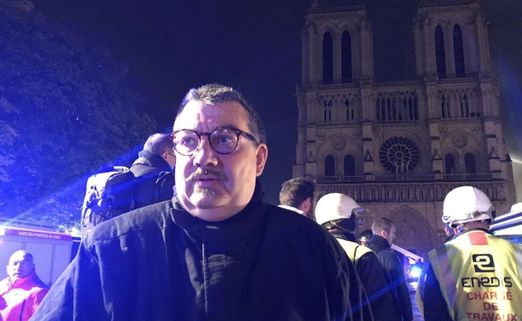 Sacerdote salva reliquias de la Catedral de Notre Dame en pleno incendio 