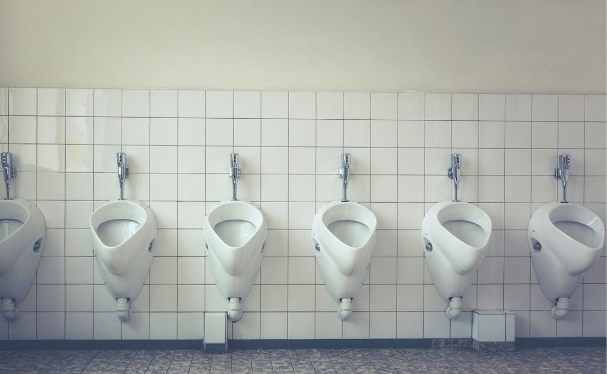 Así son los urinarios que evitan las salpicaduras en el baño que son furor en redes 