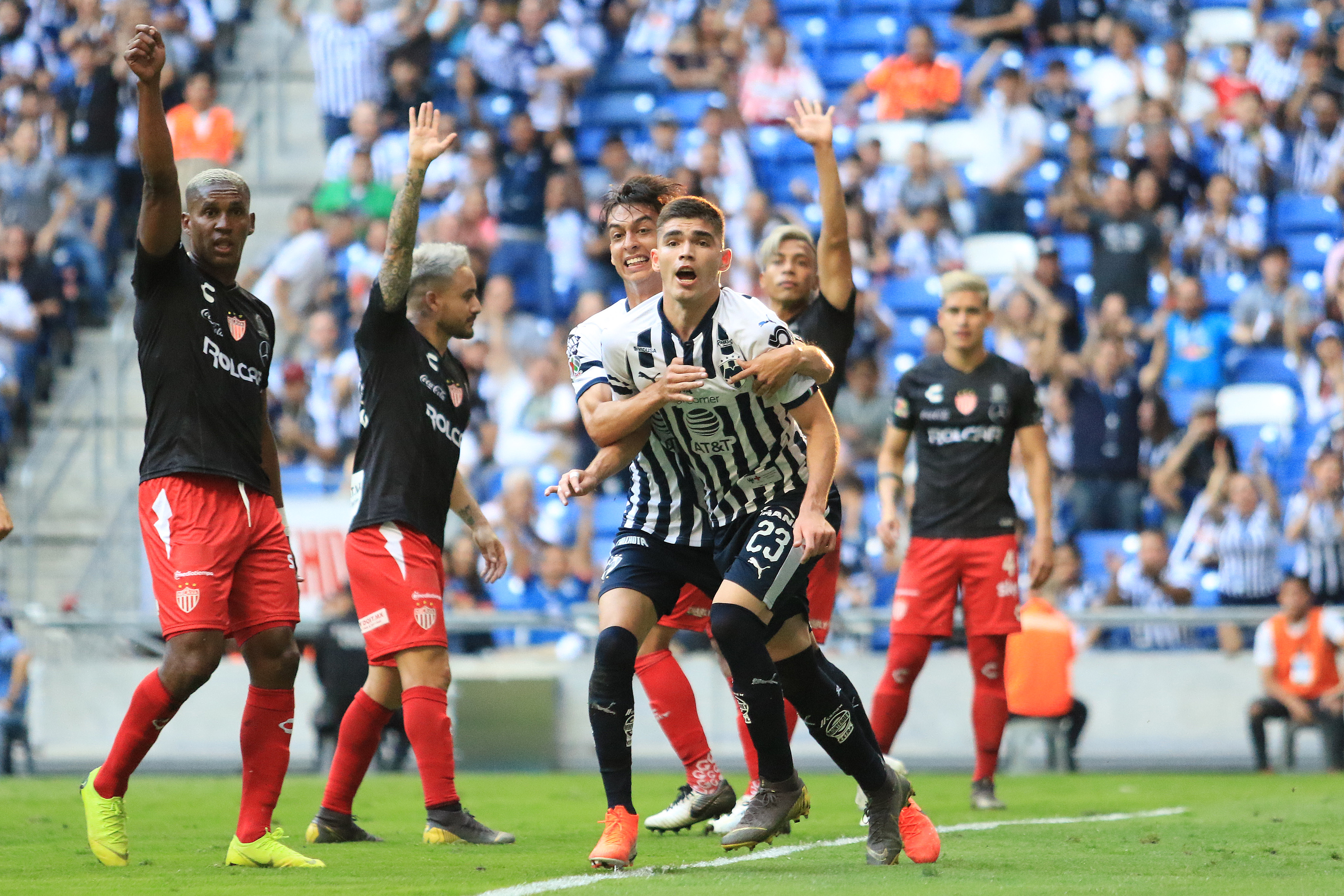 Rayados y Necaxa empatan a dos goles