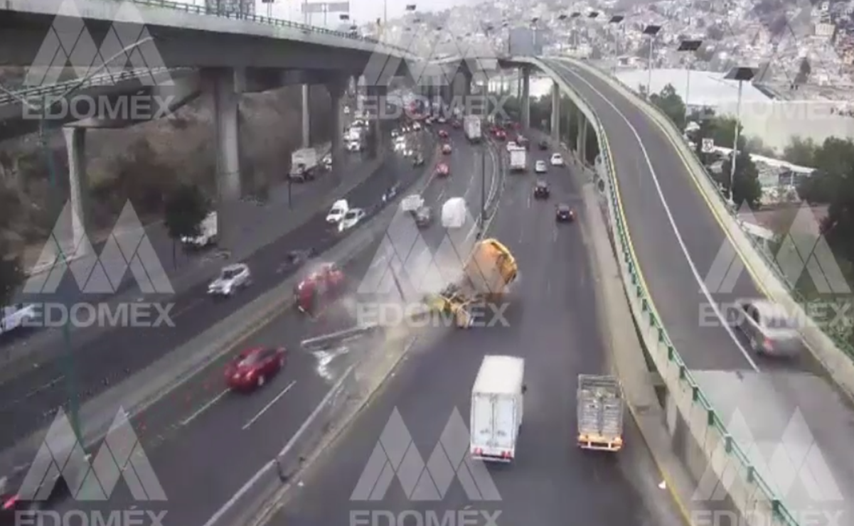 Captan fuerte choque de tráiler contra muro de contención en Periférico Norte 