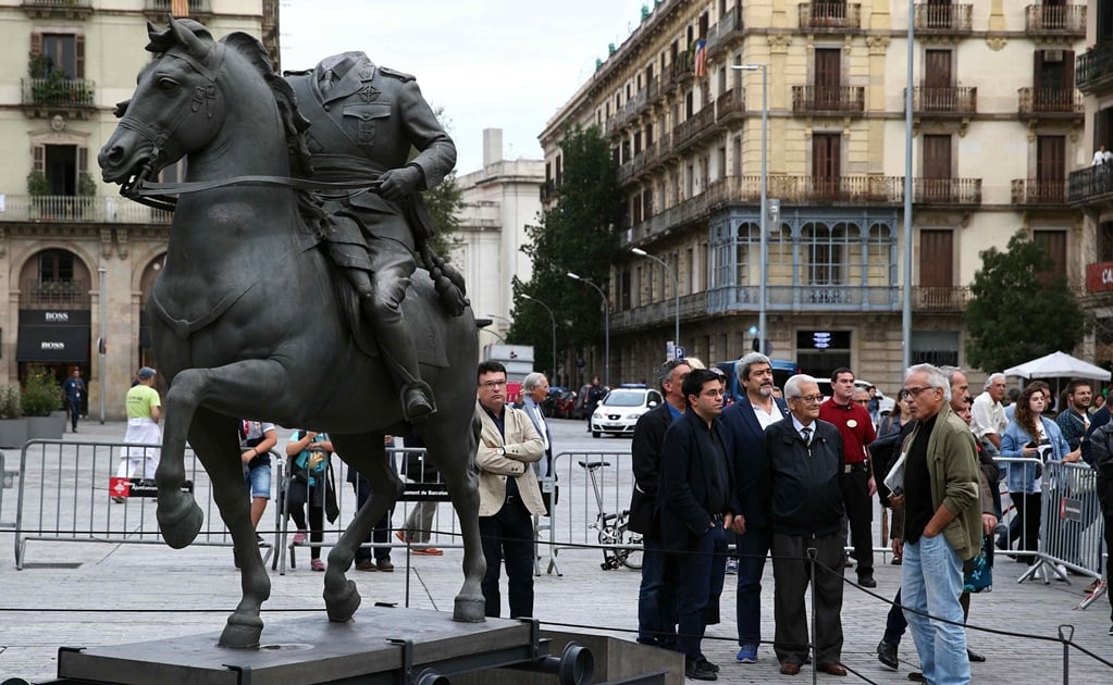 Desconocidos derriban una estatua de Francisco Franco de una exposición
