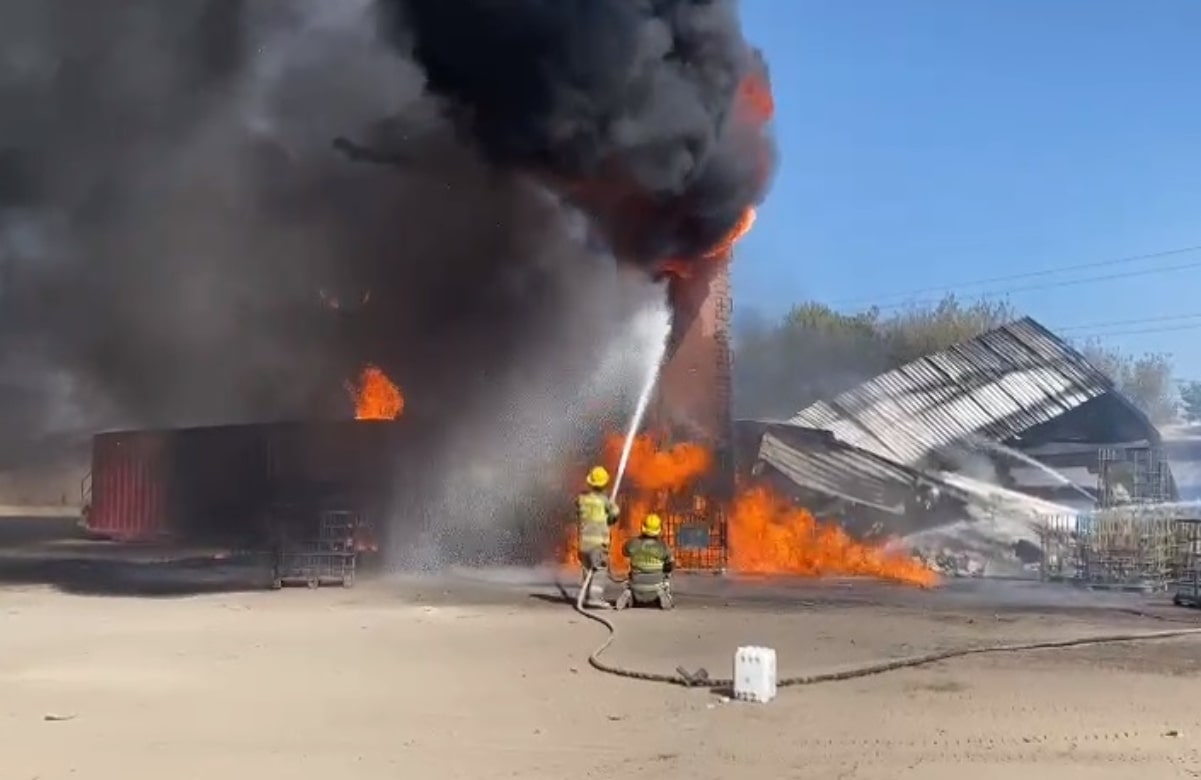 VIDEO: Se incendian contenedores con diésel en empresa de Nuevo León