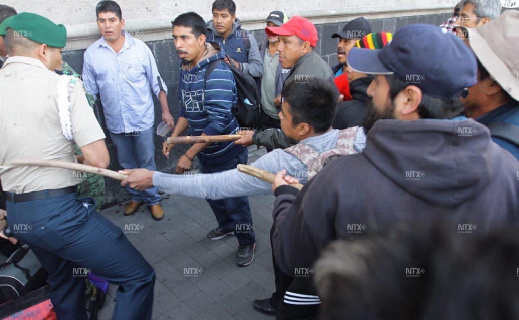Se registra enfrentamiento entre manifestantes y policías militares afuera de Palacio Nacional