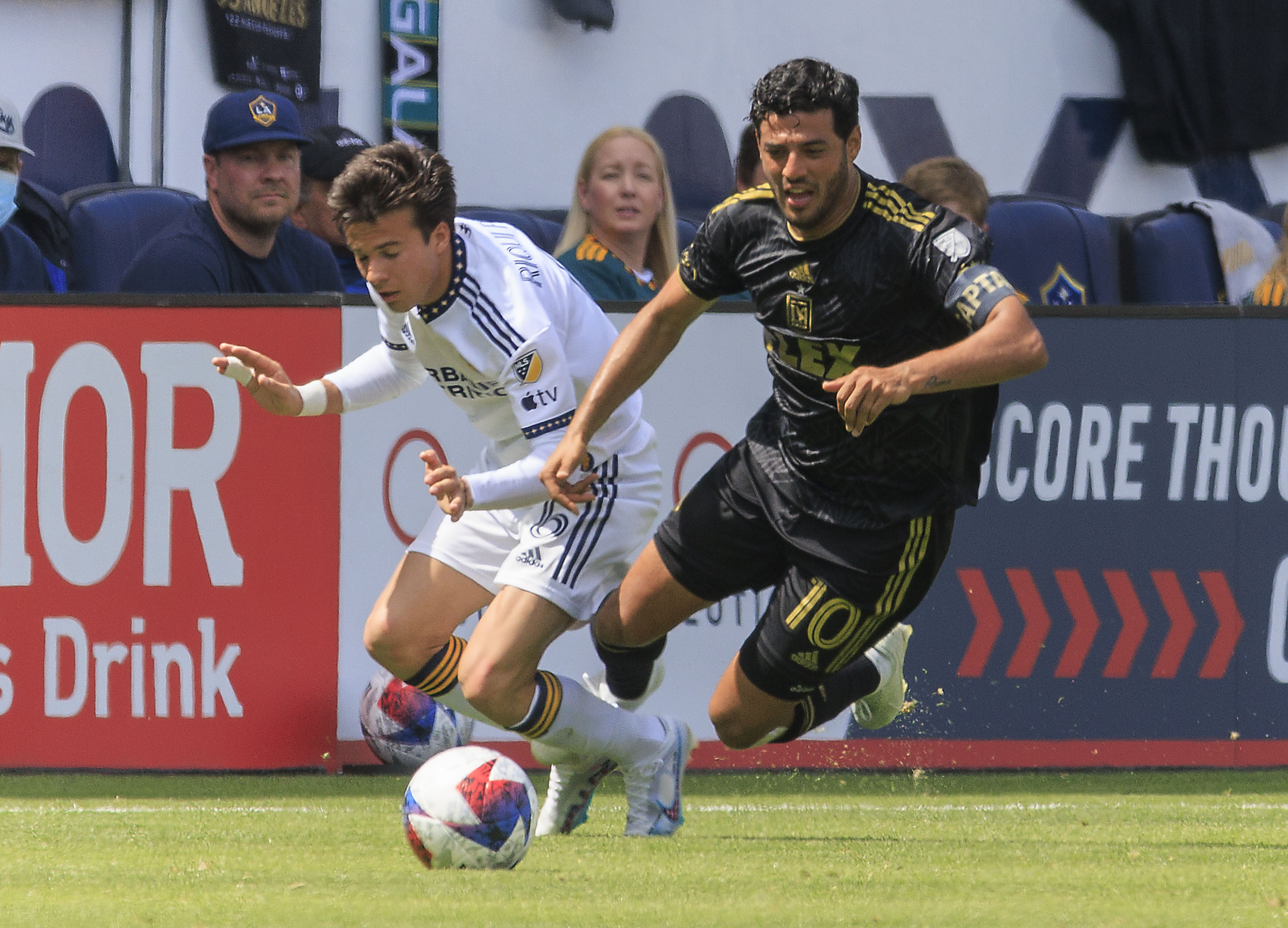 Carlos Vela, el mejor jugador de la octava jornada en la MLS, por encima de "Chicharito"