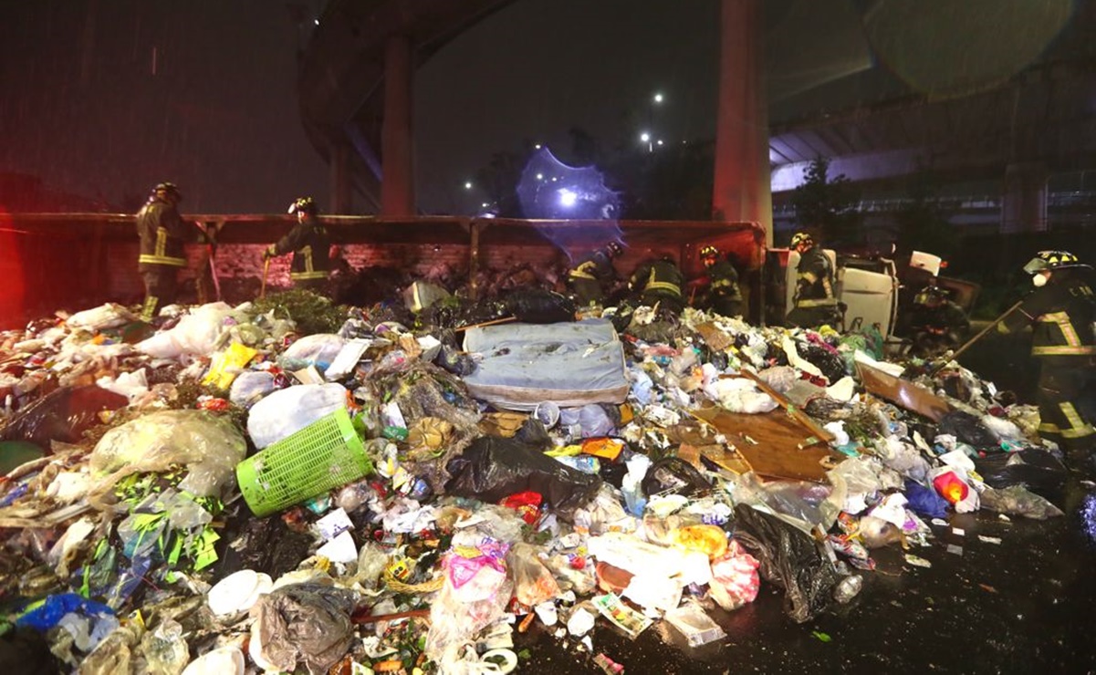 Toneladas de basura obstruyen vialidad en Ingenieros Militares tras volcadura de camión 