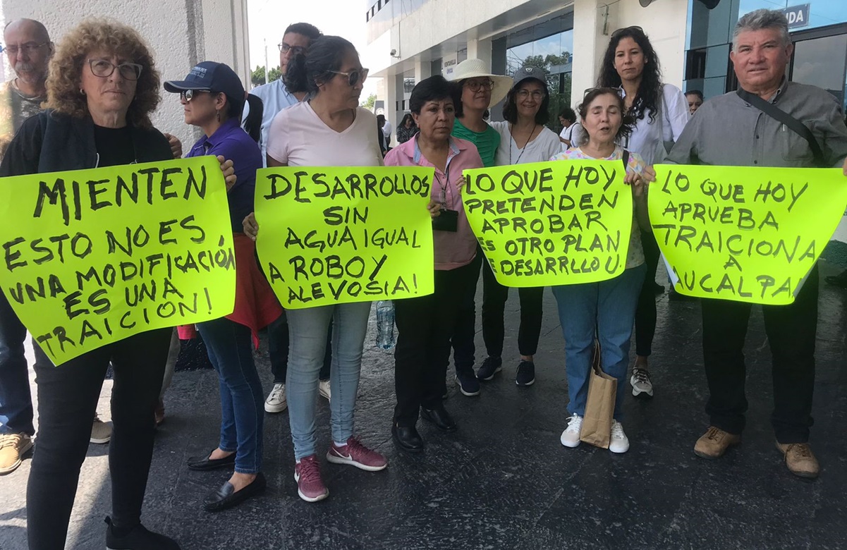 Vecinos protestan contra nuevos desarrollos urbanos en Naucalpan por falta de servicios públicos