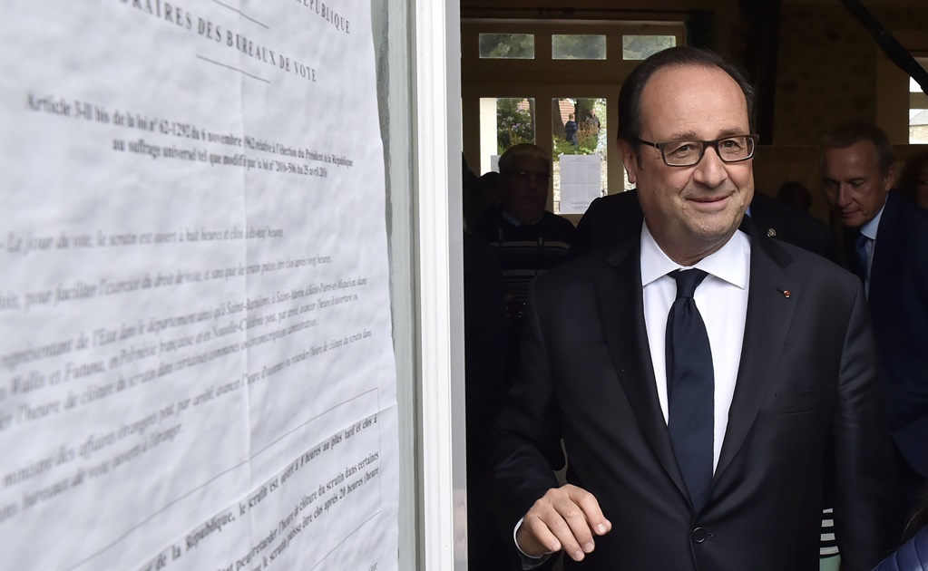 Hollande dice que victoria de Macron confirma compromiso con la UE