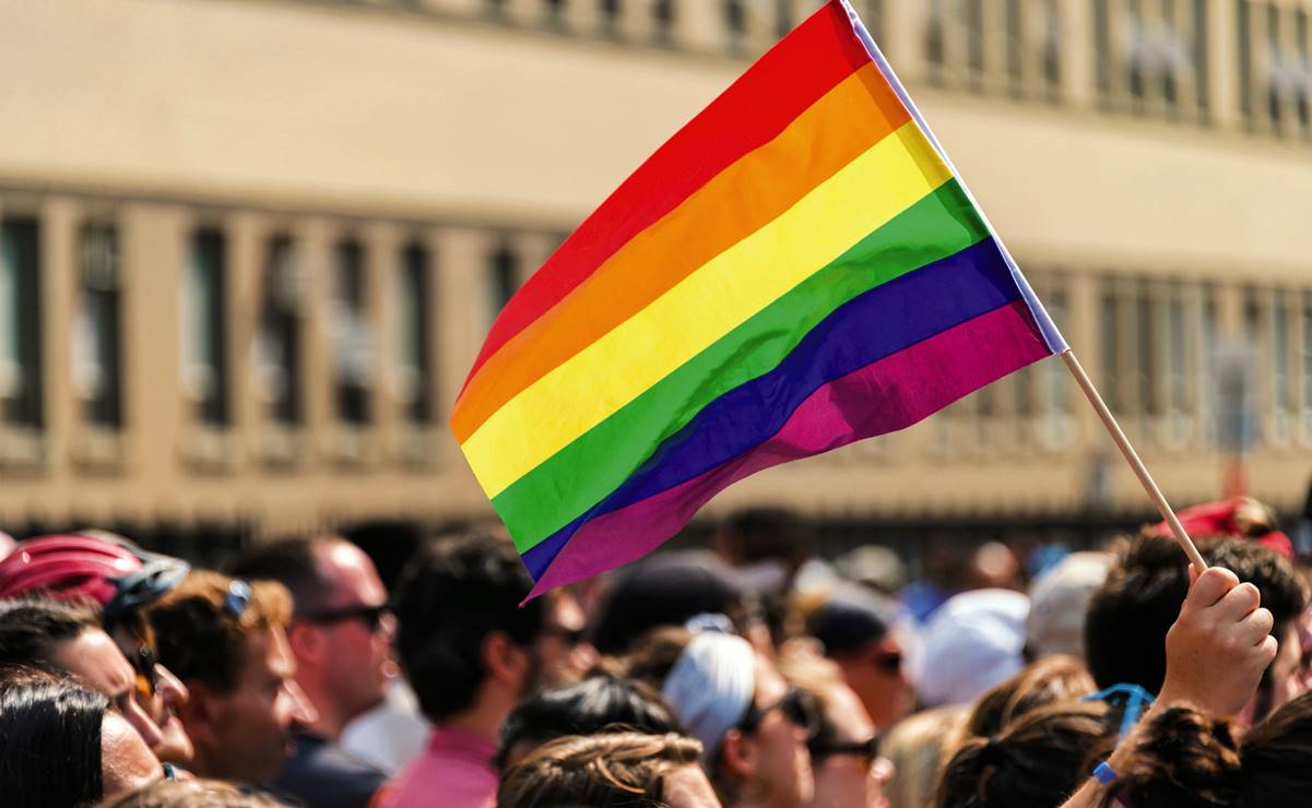 Atacan a homosexual en España y le graban insulto con una navaja