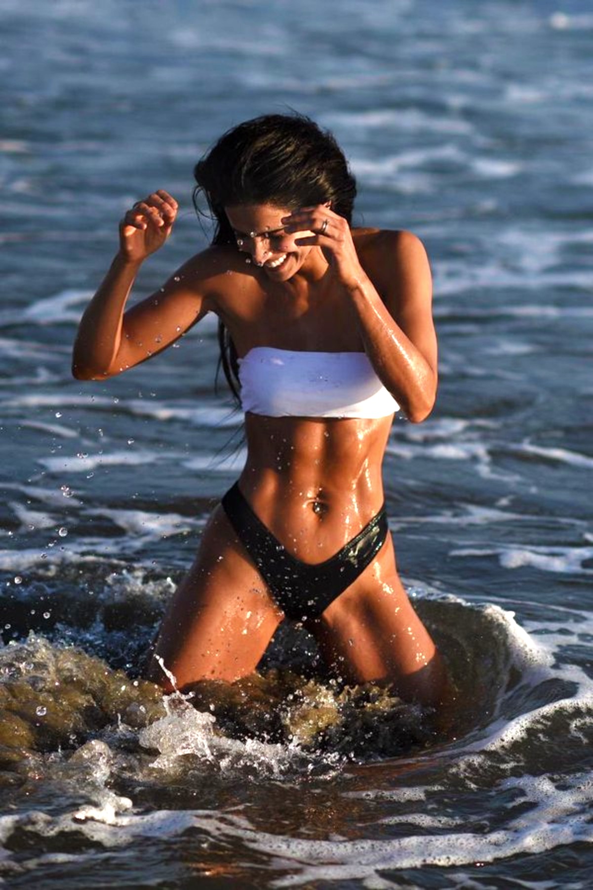 Bárbara de Regil muestra su figura de impacto en bikini negro