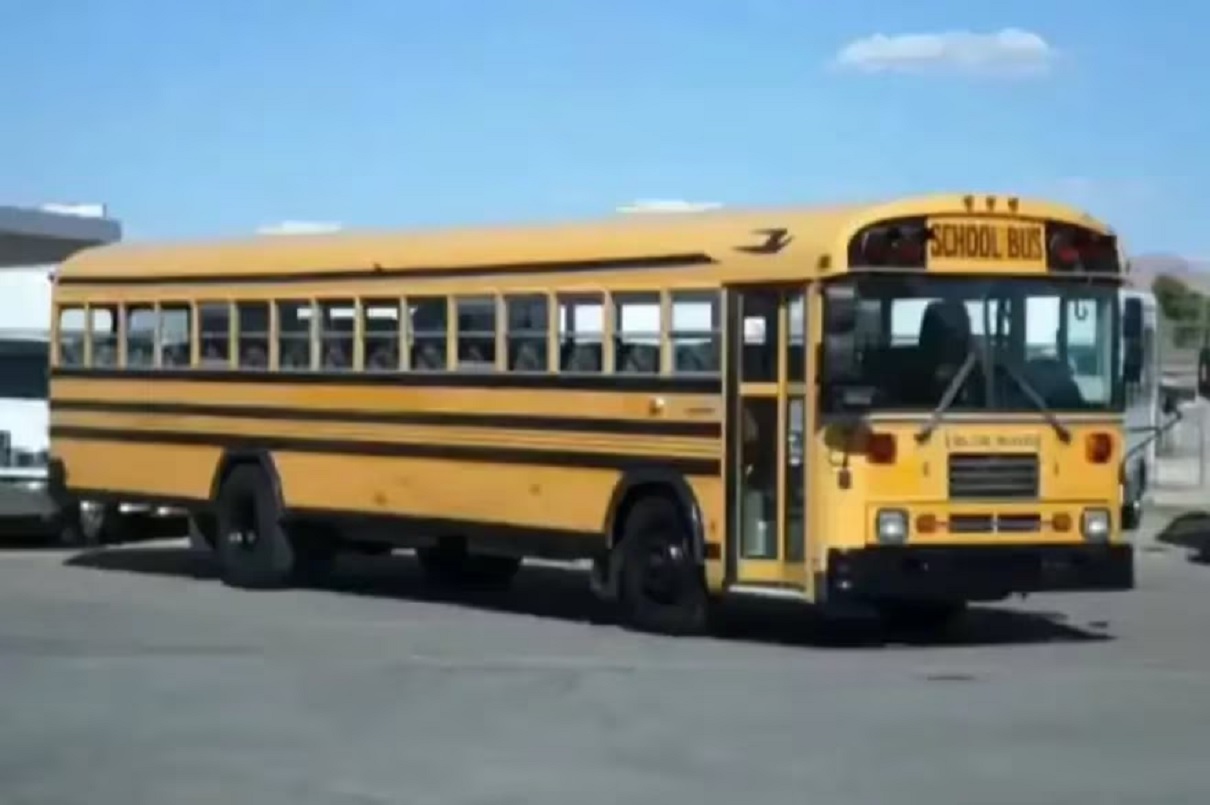 "¡Se me bajan!": Niños colman la paciencia de chofer de autobús escolar y los abandona
