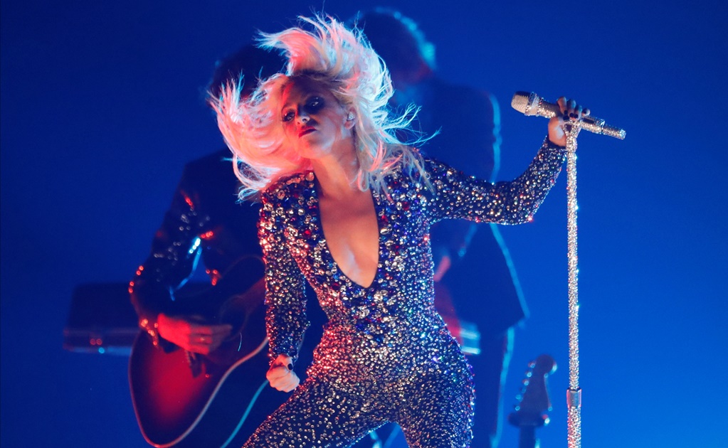 Lady Gaga sufre aparatosa caída en concierto 