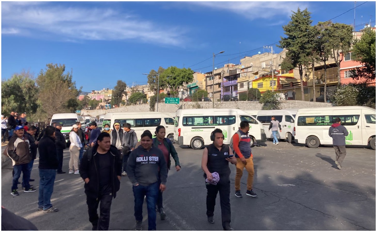 Transportistas bloquean el boulevard Luis Donaldo Colosio en Naucalpan; protestan por incremento de unidades