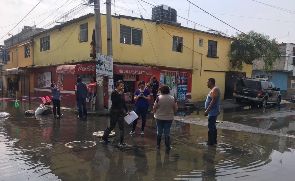 Vecinos de Ecatepec amanecen "bajo aguas negras" por falla en red hidráulica