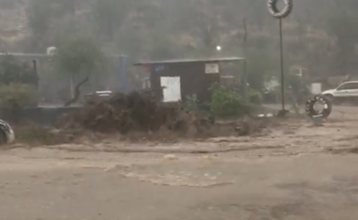 Deslave provocado por lluvia causa cierre de carretera federal en Oaxaca