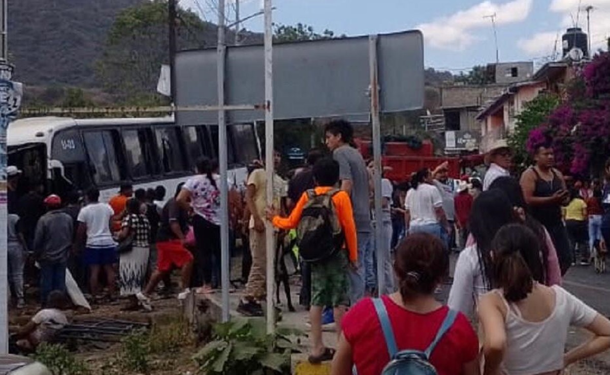 Choque múltiple deja 3 muertos y 39 heridos en Malinalco
