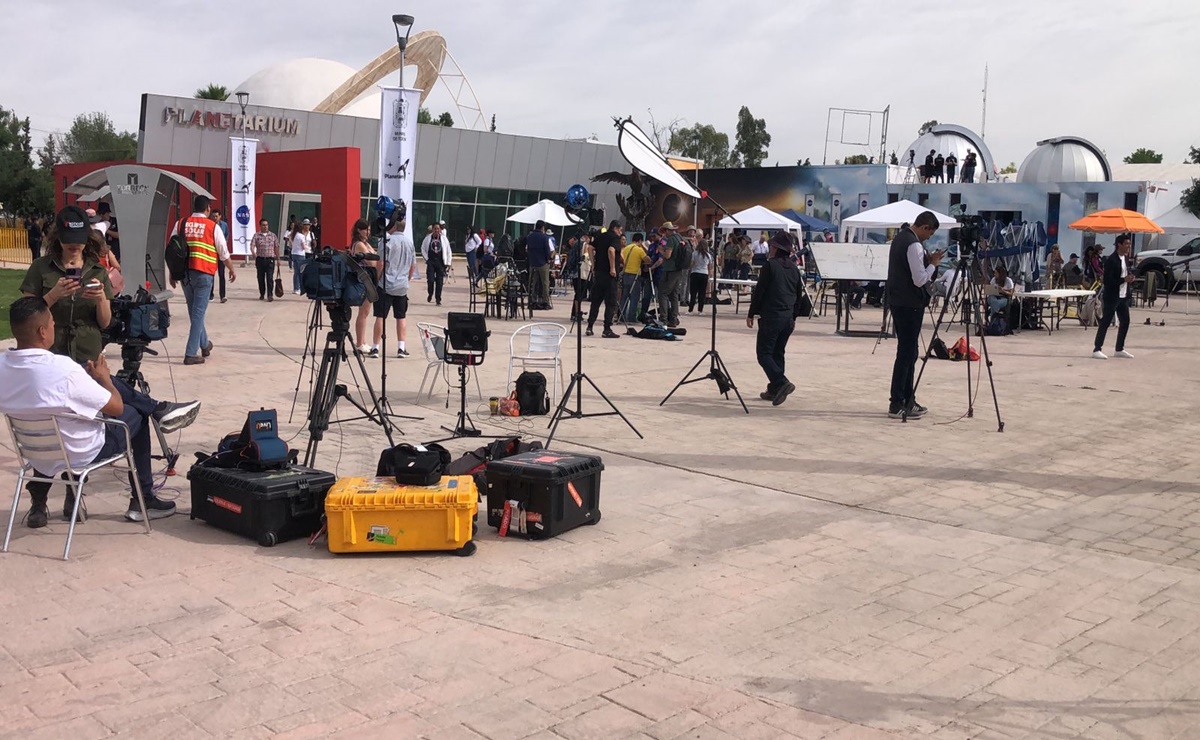 Eclipse solar: Cientos de personas se concentran en el Planetarium de Torreón por eclipse