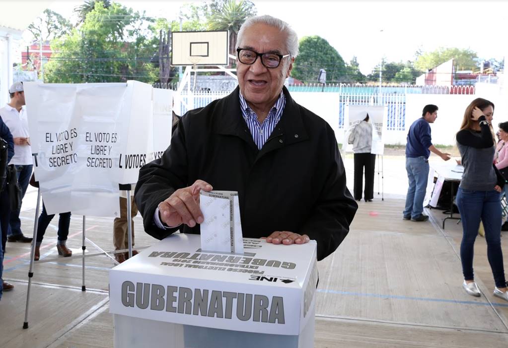 Gobernador de Puebla acude a las urnas a emitir su voto