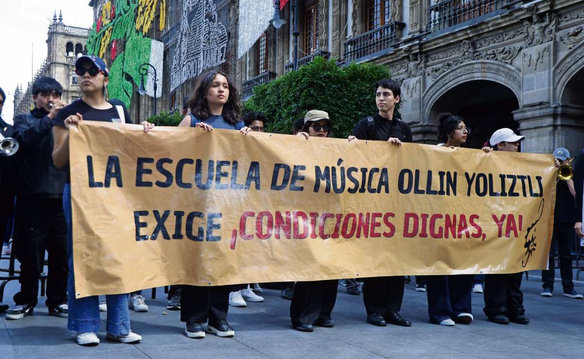 El martes, la comunidad estudiantil de la escuela Ollin Yoliztli protestó en la explanada del Zócalo capitalino. Foto: CARLOS MEJIA/EL UNIVERSAL
