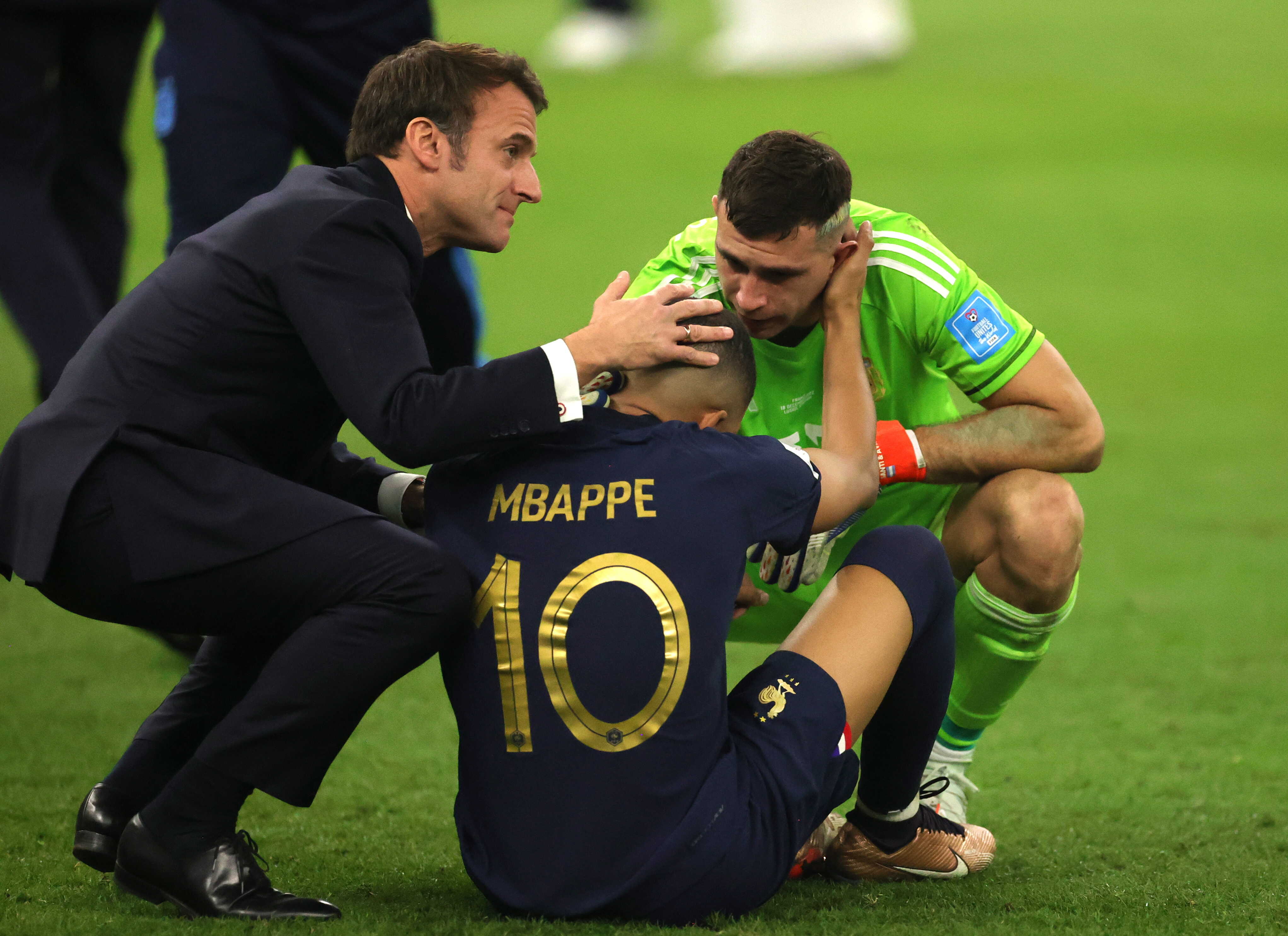 Emmanuel Macron, presidente de Francia, consuela a un abatido Mbappé tras la final del Mundial de Qatar 
