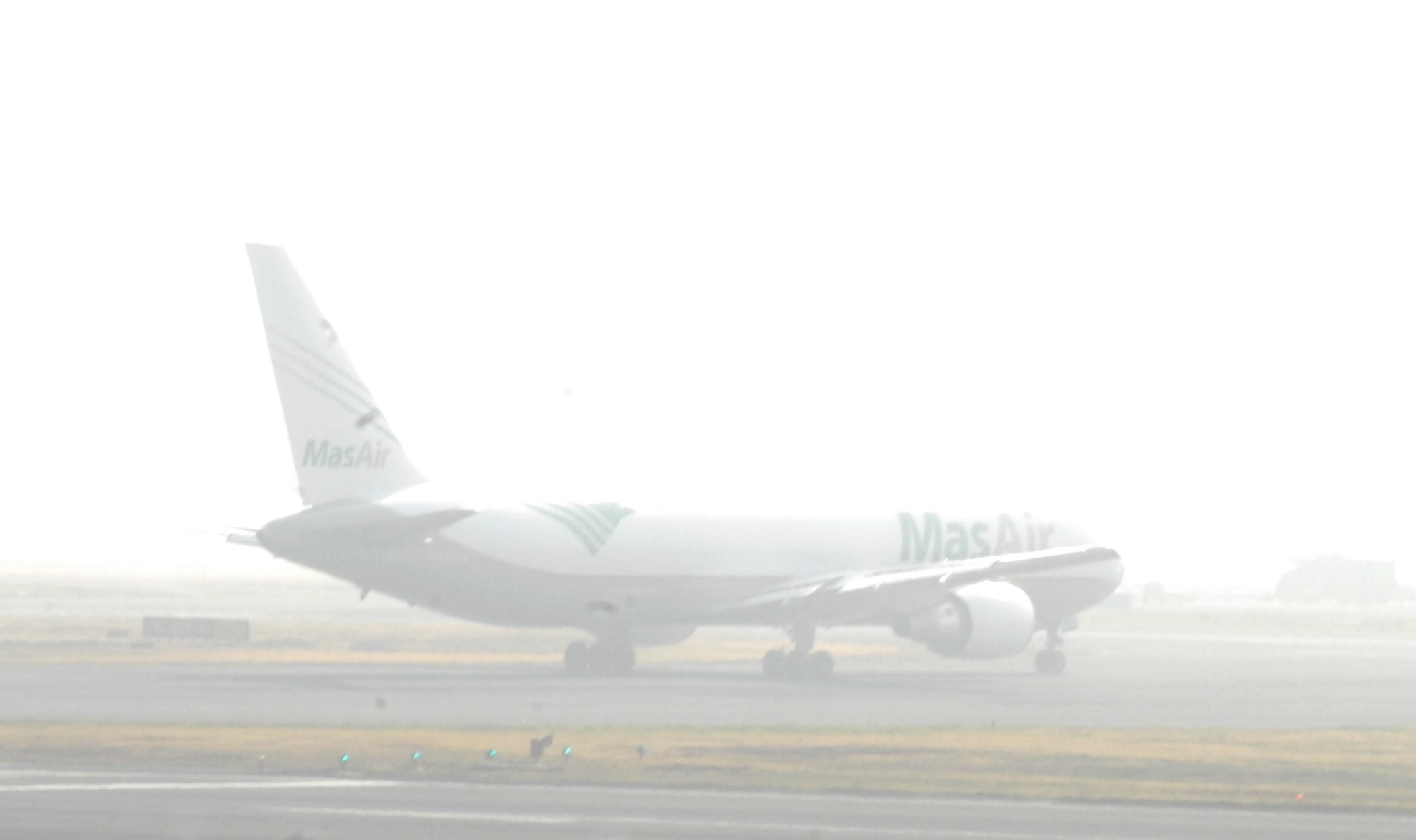 Suspenden aterrizajes en el AICM por presencia de banco de niebla
