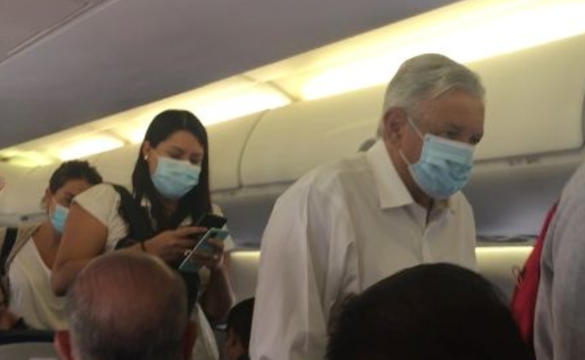 AMLO aborda vuelo a Veracruz para encabezar ceremonia por el Día de la Marina Nacional