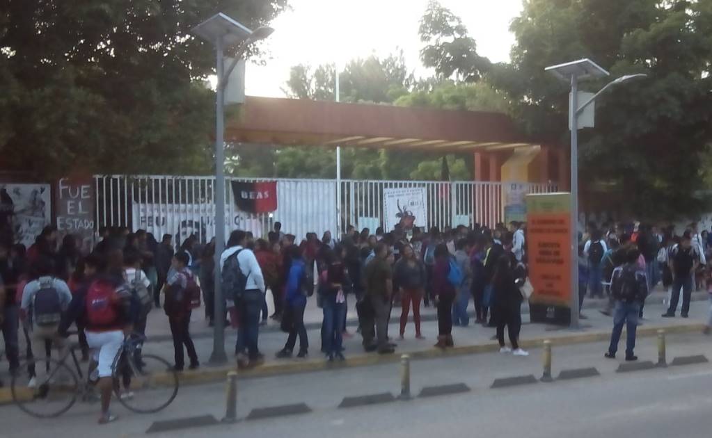 Toman CU en Oaxaca; se quedan sin clases 20 mil