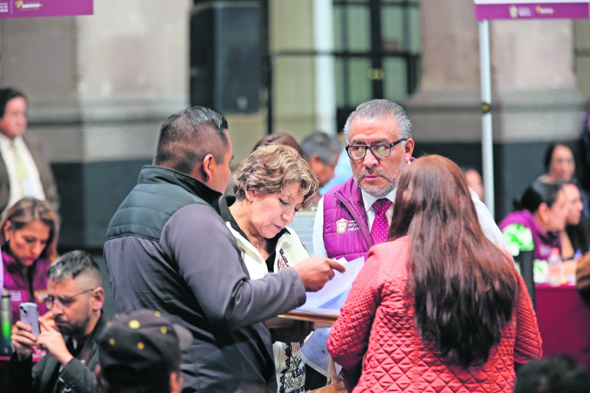 Acampan  para entrar con Delfina