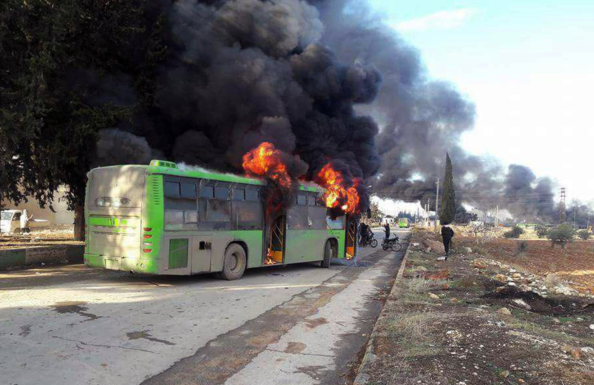 Suspenden evacuaciones en Aleppo tras quema de autobuses