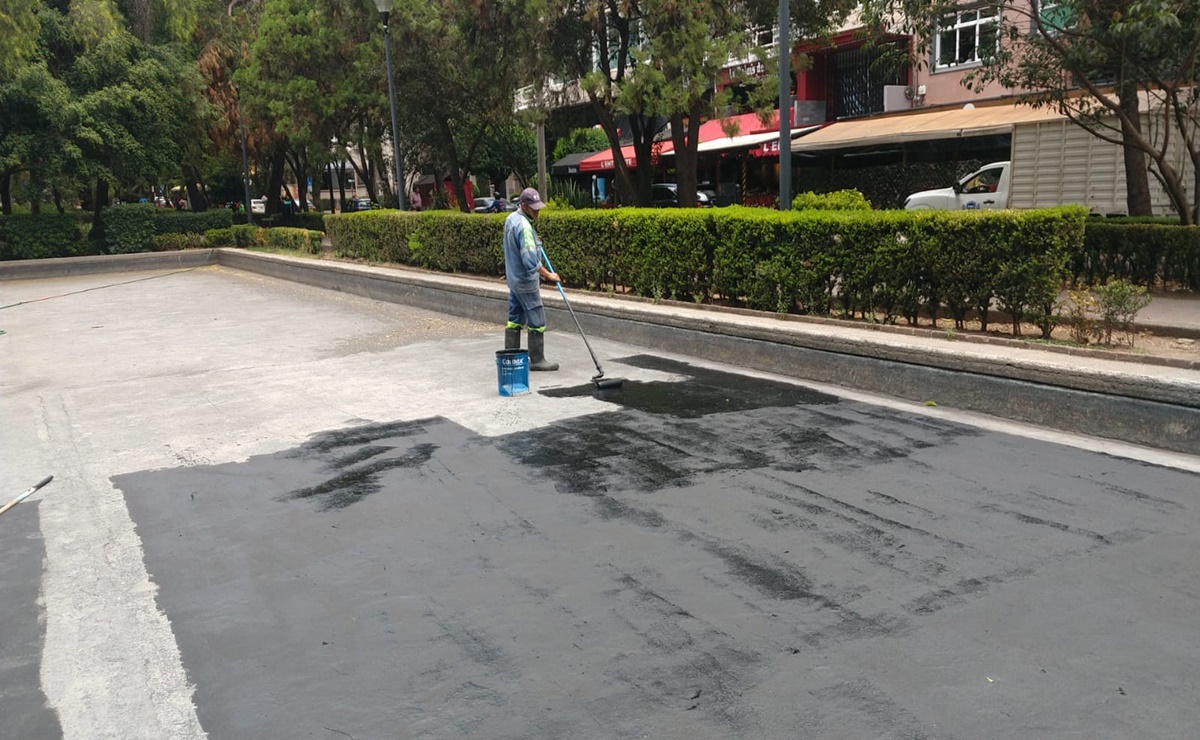 Dan mantenimiento a espejos de agua del Parque Lincoln en Polanco