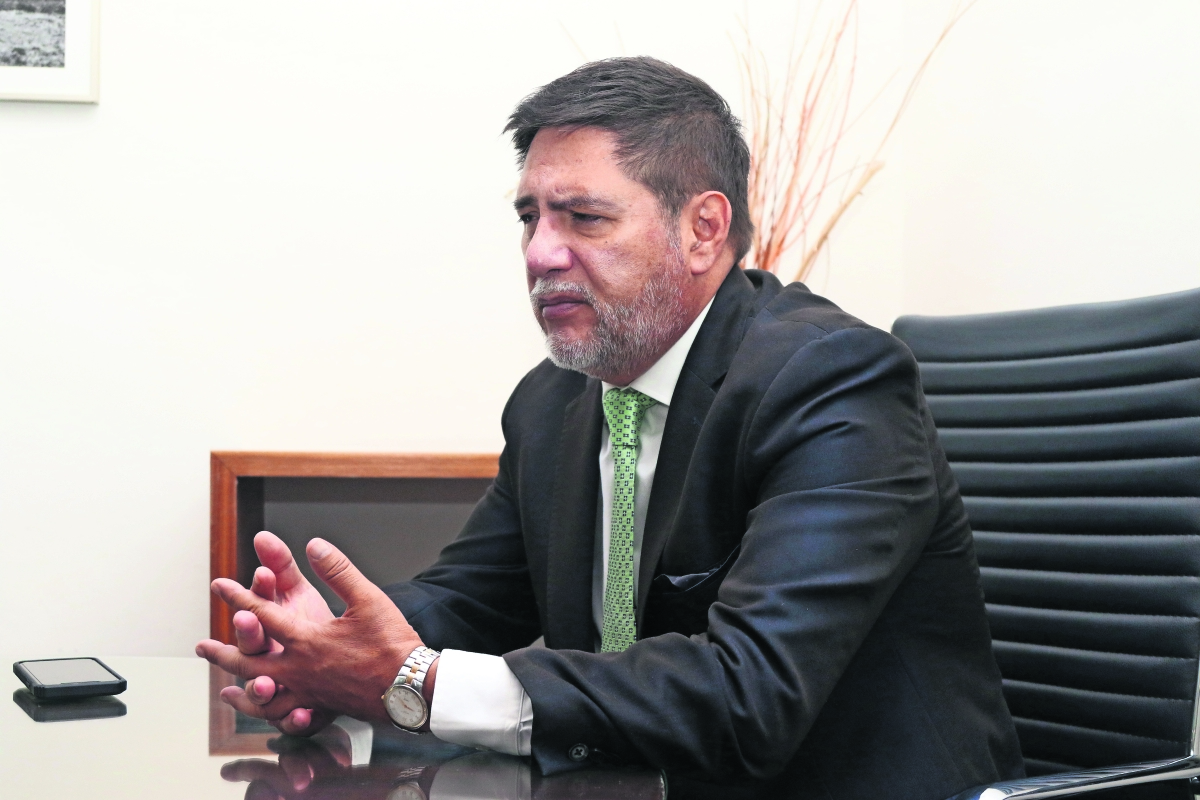 “Hay que replantear el modelo educativo”, dice Héctor Hernández, aspirante a rector de la UNAM