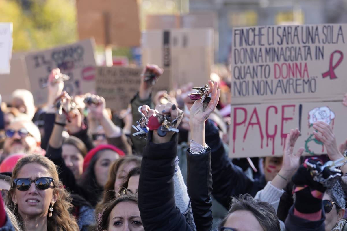 25N. "Si tienes llaves, hazlas sonar": el ruido en las manifestaciones contra la violencia hacia las mujeres en Italia