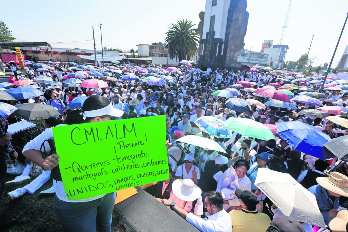 En Toluca, protesta personal del Instituto de Salud estatal