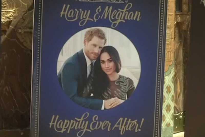 Una tarjeta gigante para felicitar a los novios de la boda real