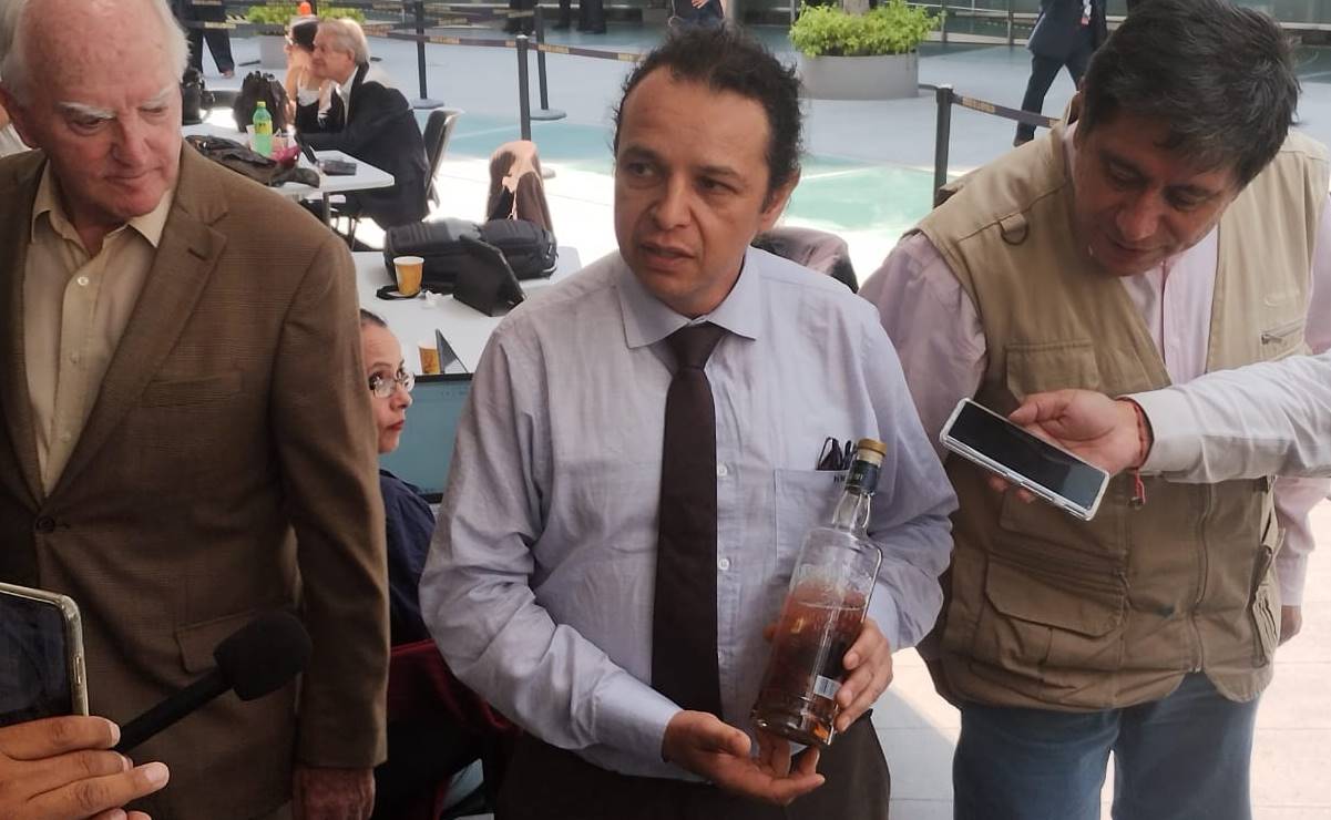 Es una infusión, no tiene alcohol; diputado explica contenido de botella de Vodka, tras polémica en redes sociales