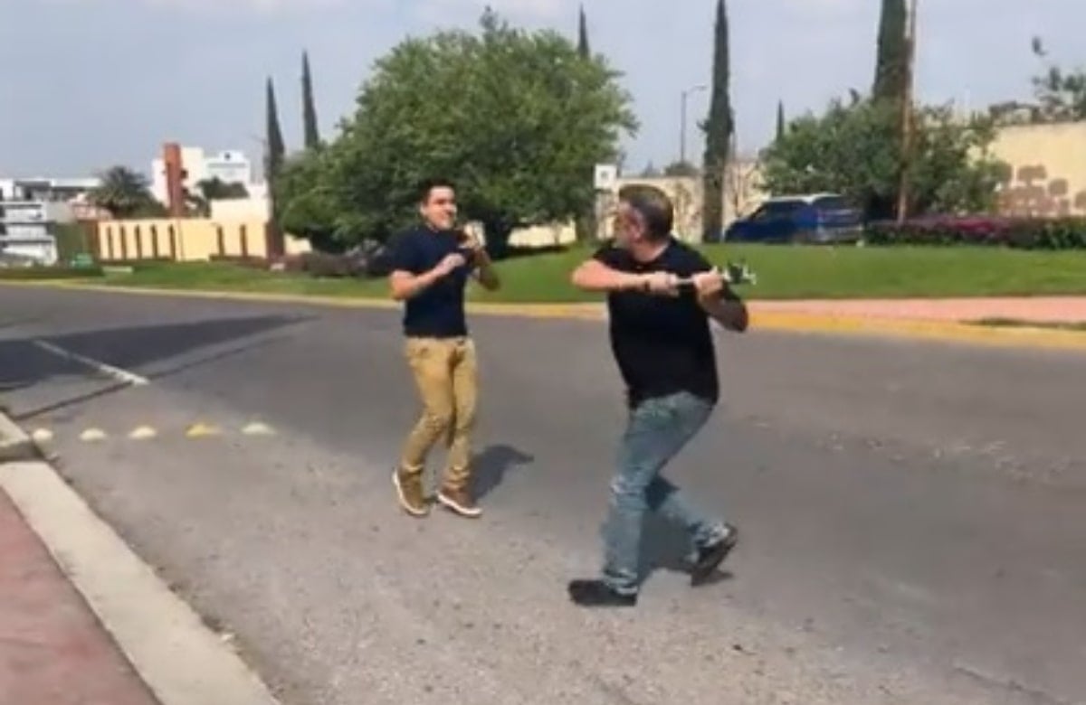 Sujeto agrede a pareja con martillo; le enojó que le dijeran que estaba mal estacionado