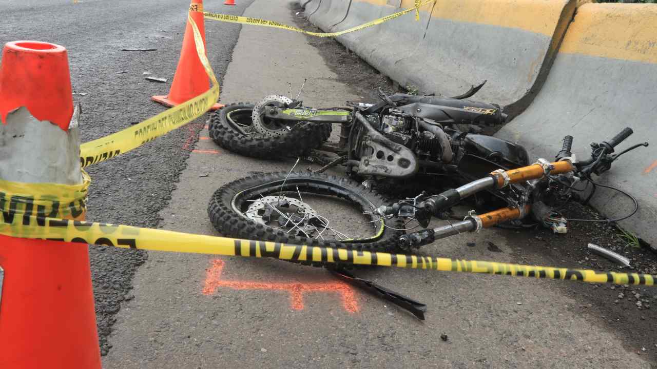Fallecen dos estudiantes de bachillerato al derrapar su moto en autopista México-Pirámides