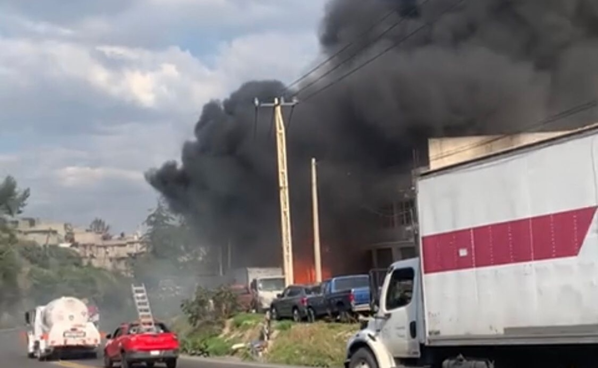 Registran incendio en deshuesadero de autos en Naucalpan