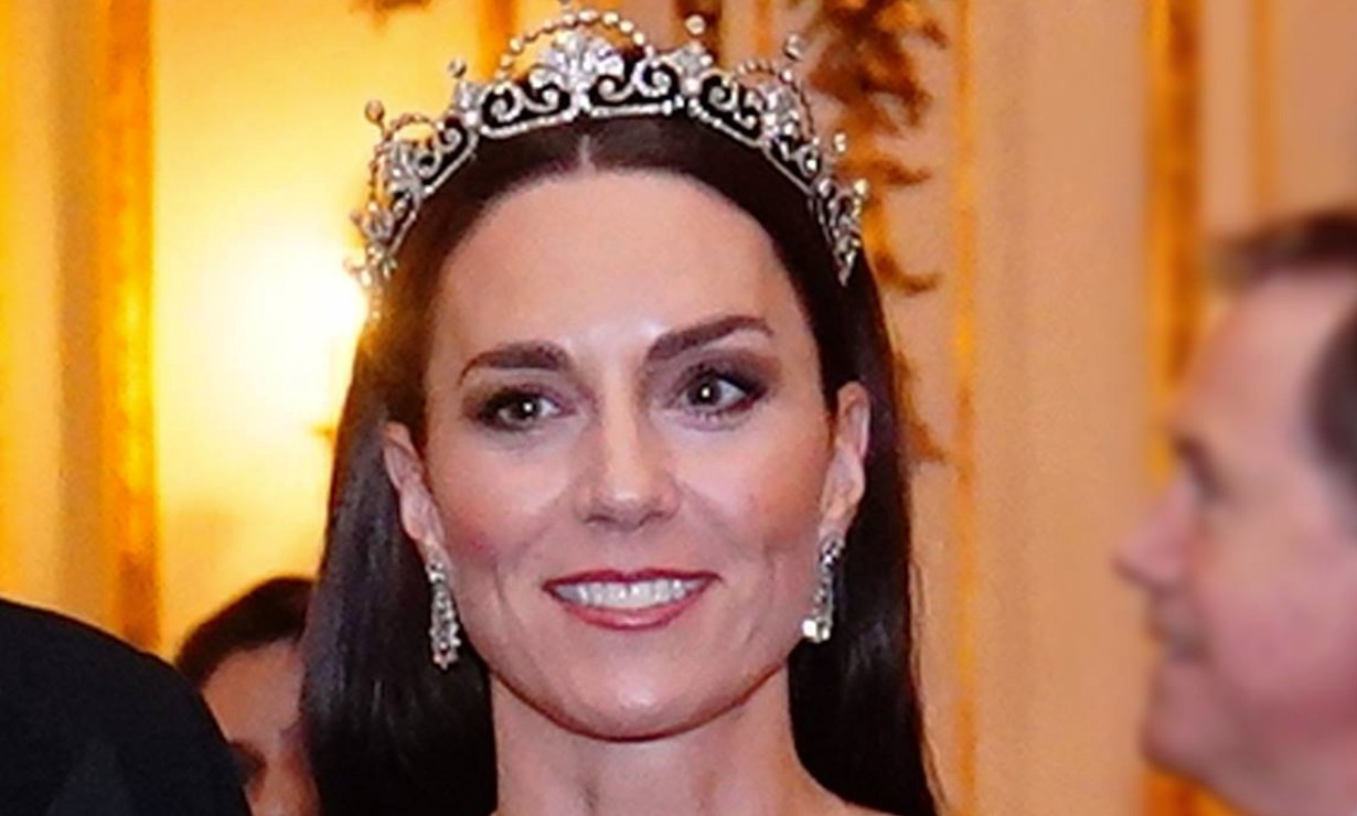 Lady in Red. Kate Middleton deslumbra con los diamantes de Isabel II y corona de princesa