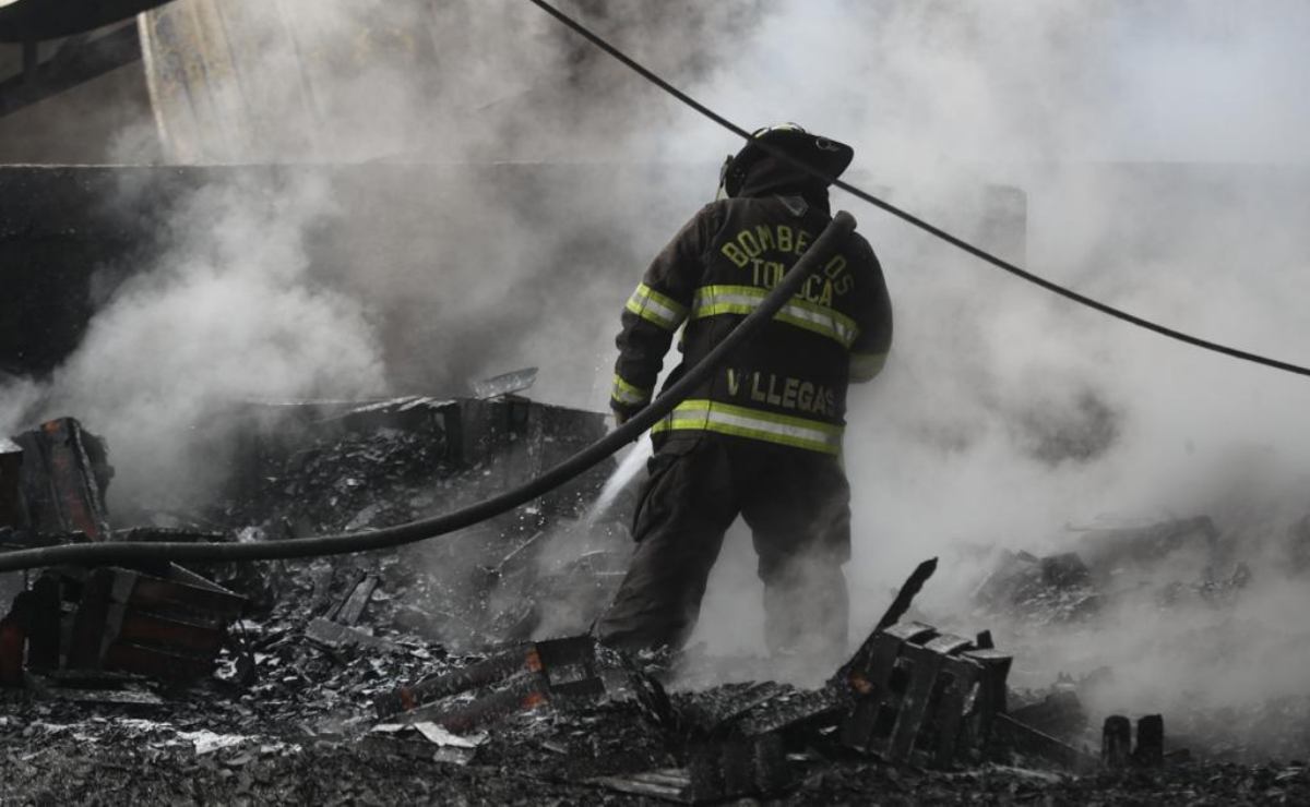 Locatarios afectados por incendio en Central de Abastos de Toluca tienen pérdidas al 100%