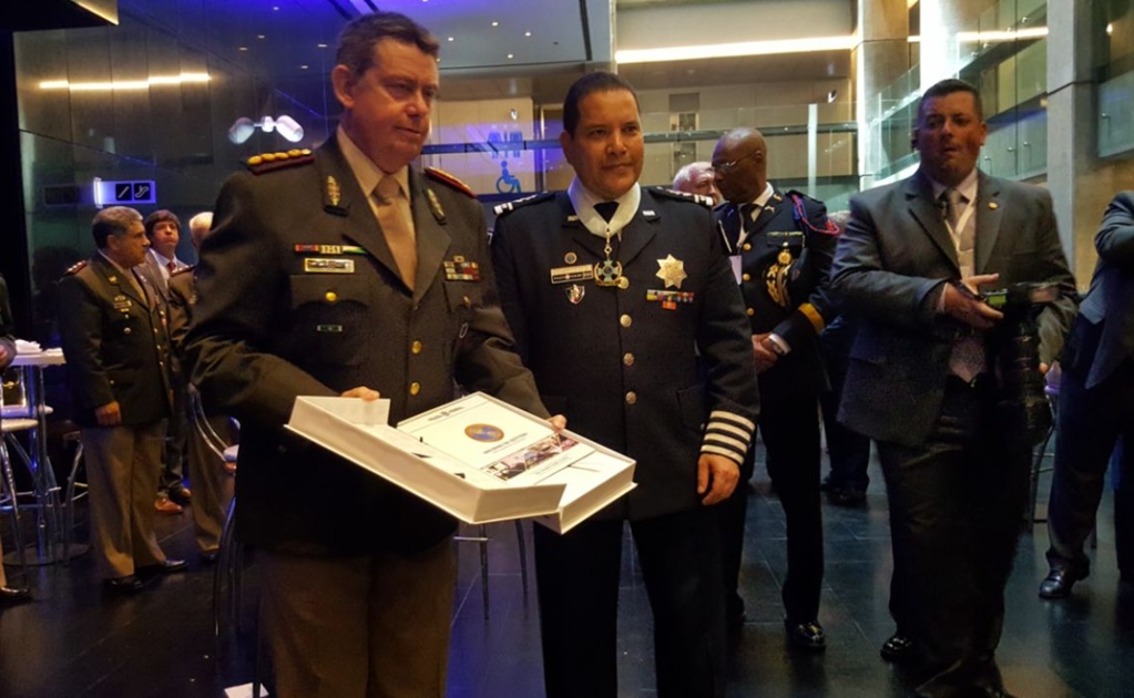Policías de América condecoran a Manelich Castilla