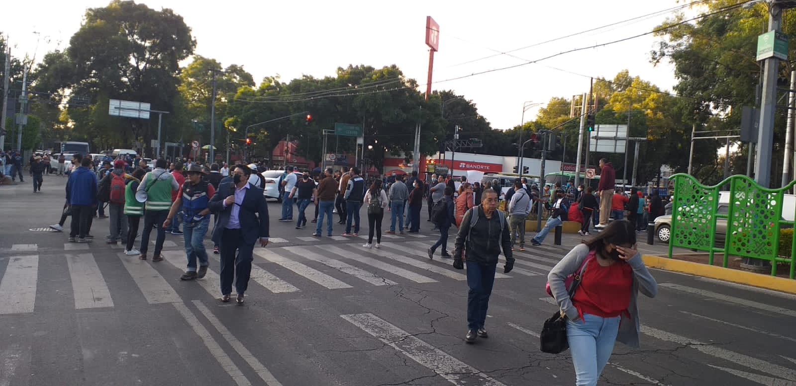 "Primero mejoren el servicio": Ciudadanos reclaman a transportistas ante bloqueos por alza en la tarifa