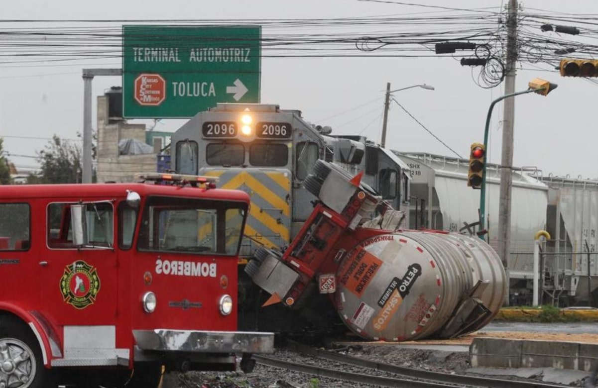 VIDEO: ¡Se lo llevó el tren! Chofer de pipa de gas trata de ganarle el paso pero termina embestido