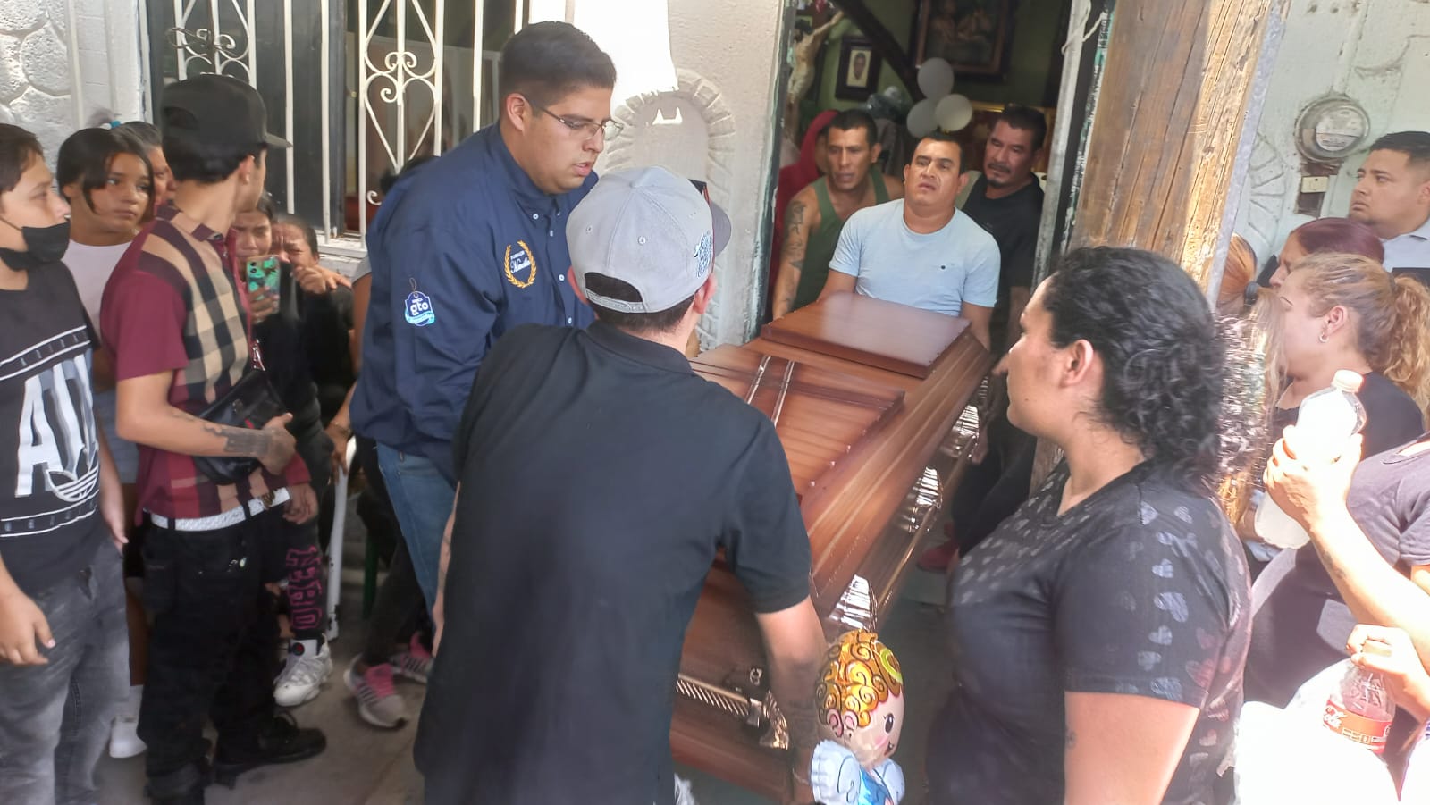 ¡No los queremos ver!: familiares de víctimas de masacre en León, corren a elementos de la Guardia Nacional en velorio