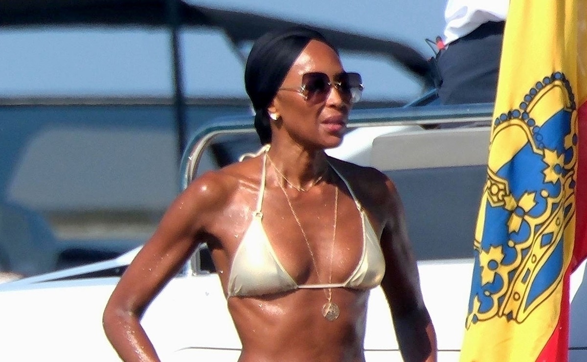 Naomi Campbell presume silueta de impacto a los 54 años con microbikini