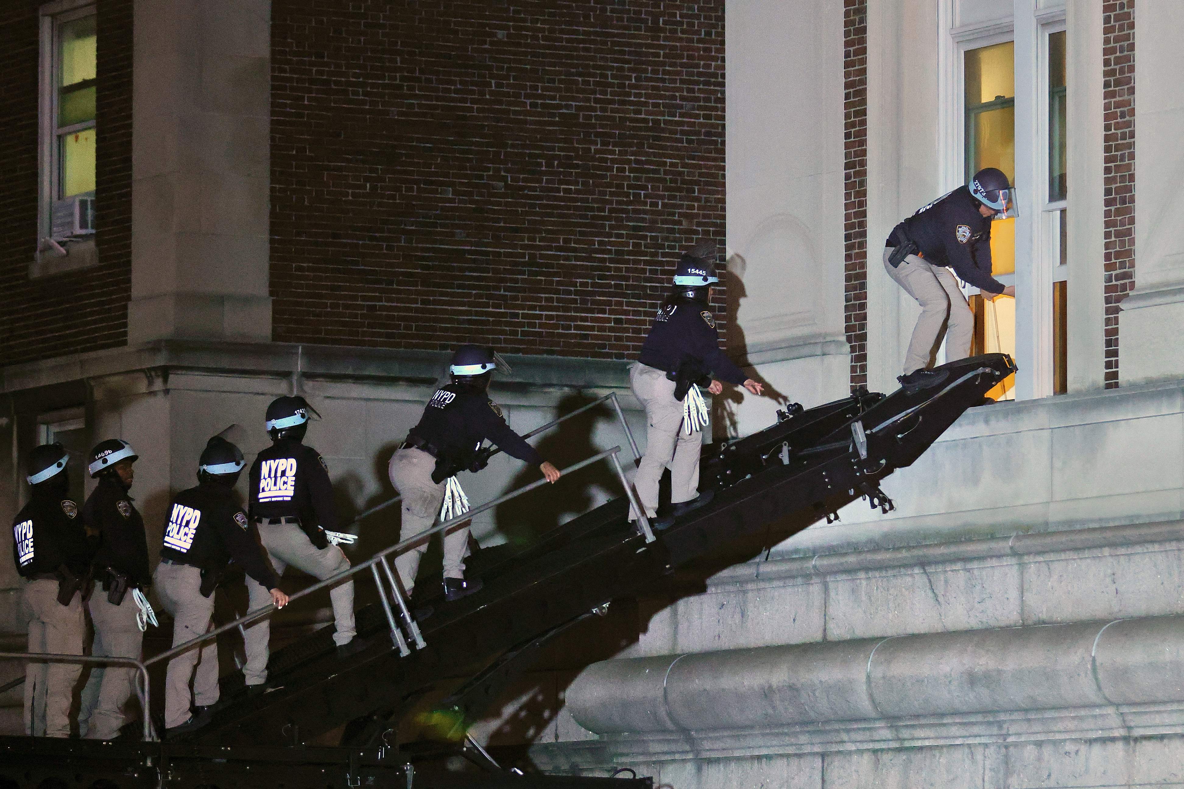 FOTOS: Policía desaloja a manifestantes propalestinos en la Universidad de Columbia 